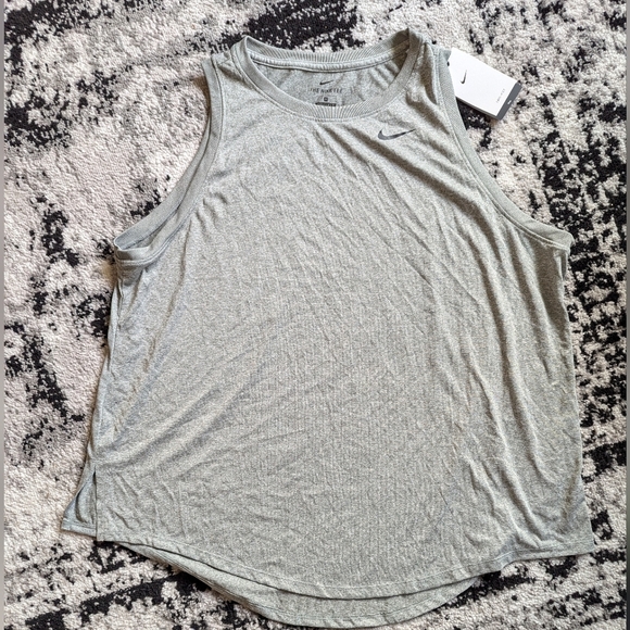 NWT Nike Women's 2X Heathered Grey Curved Hem Tank Exercise Sleeveless 26.5" PTP - Picture 1 of 5